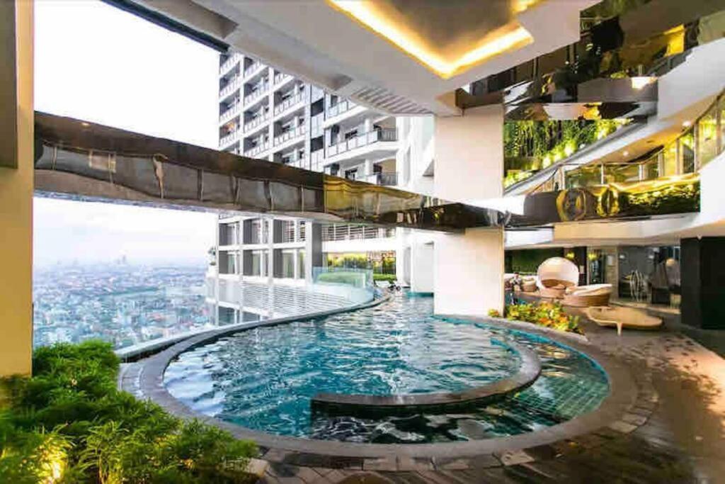 Gramercy Residences With Balcony Floor Apartment *